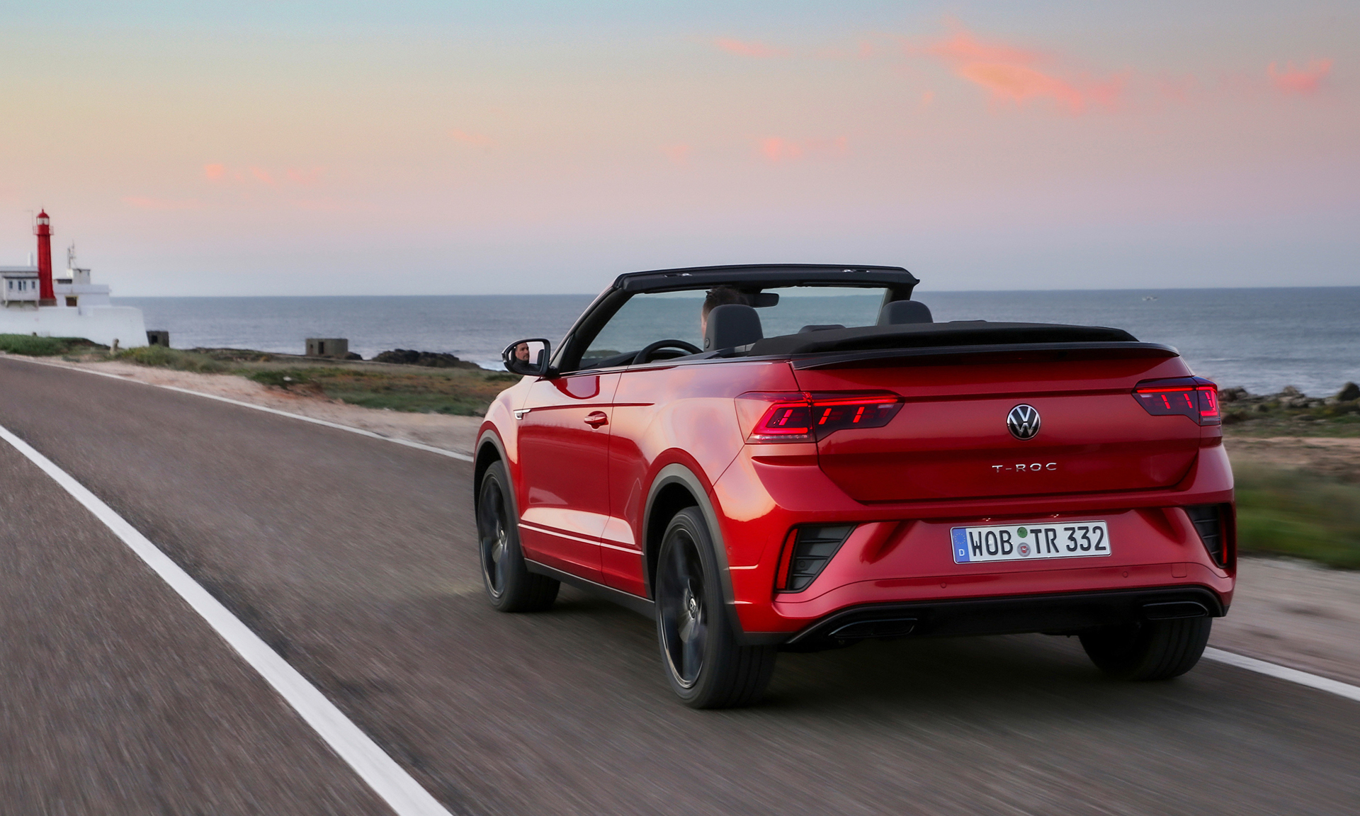 3-1 T-Roc Cabrio Black Edition rot auf Straße